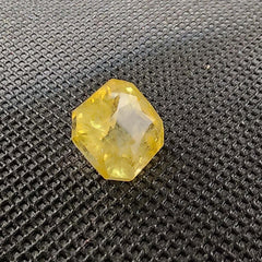 Natural Sri Lankan / Ceyloni Yellow Sapphire - 11.45 Carat