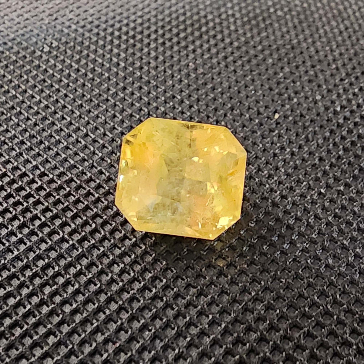 Natural Sri Lankan / Ceyloni Yellow Sapphire - 11.45 Carat