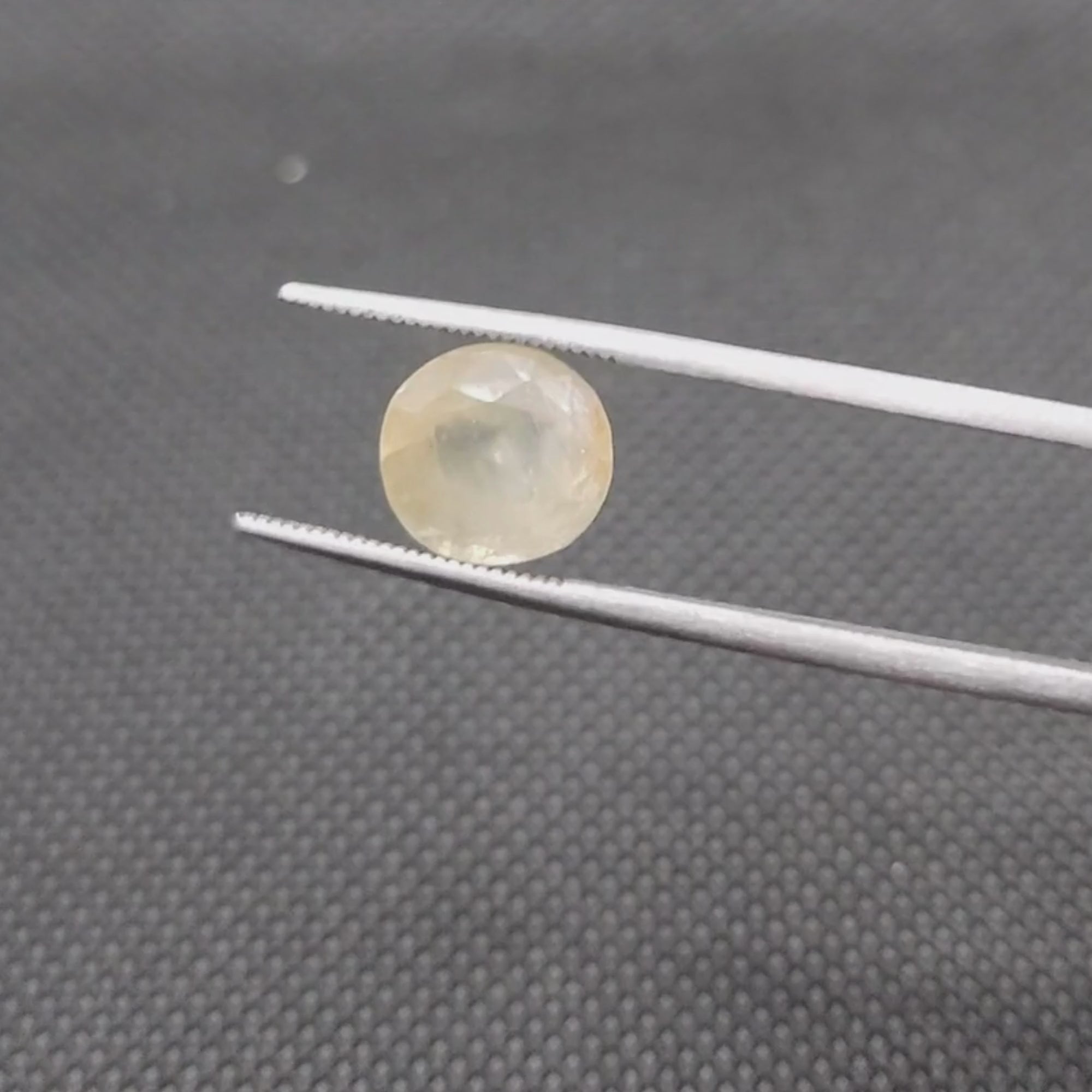 Natural Sri Lankan / Ceyloni Yellow Sapphire - 6.23 Carat
