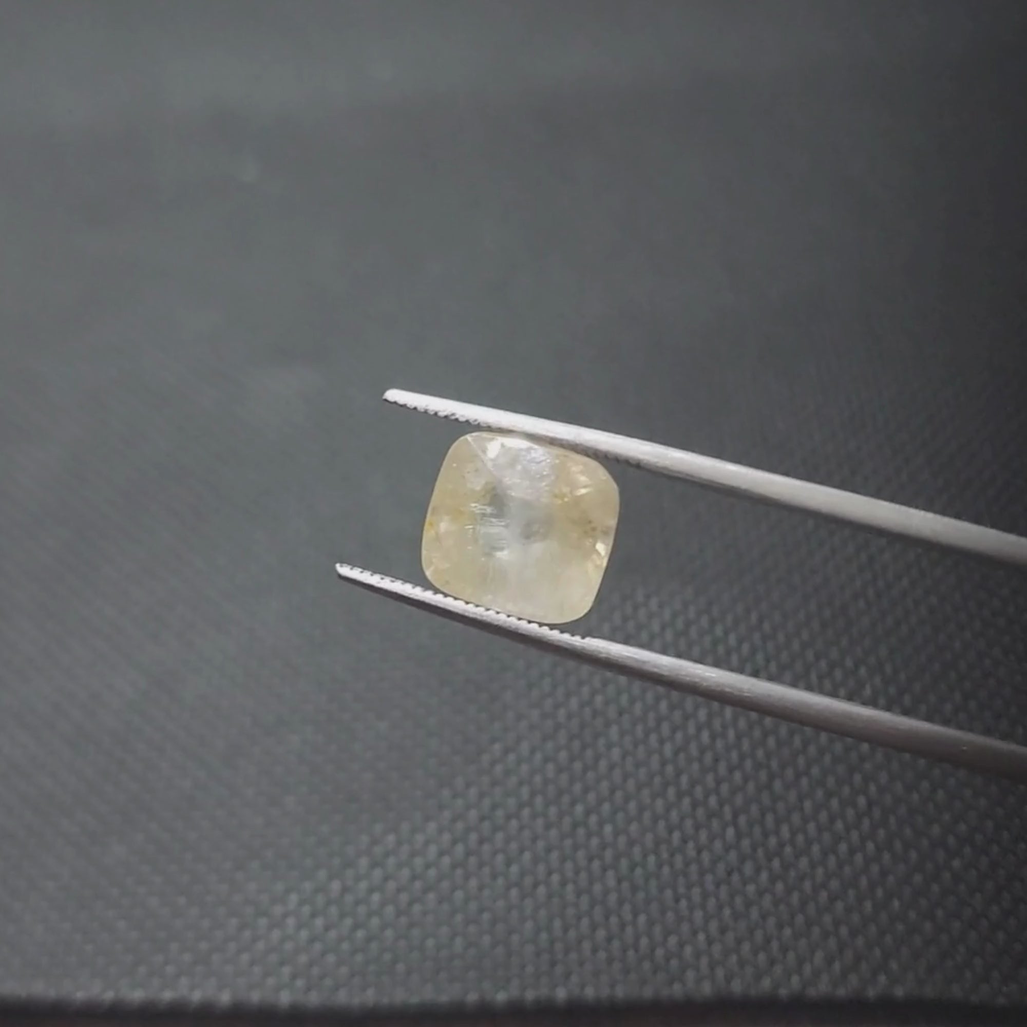 Natural Sri Lankan / Ceyloni Yellow Sapphire - 7.77 Carat