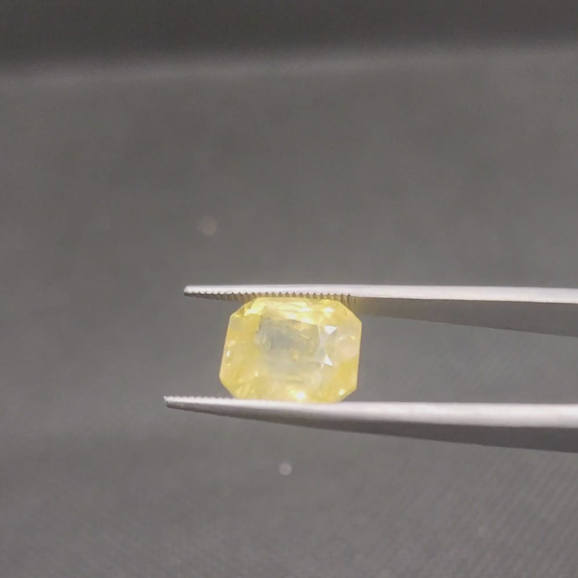 Natural Sri Lankan / Ceyloni Yellow Sapphire - 11.45 Carat