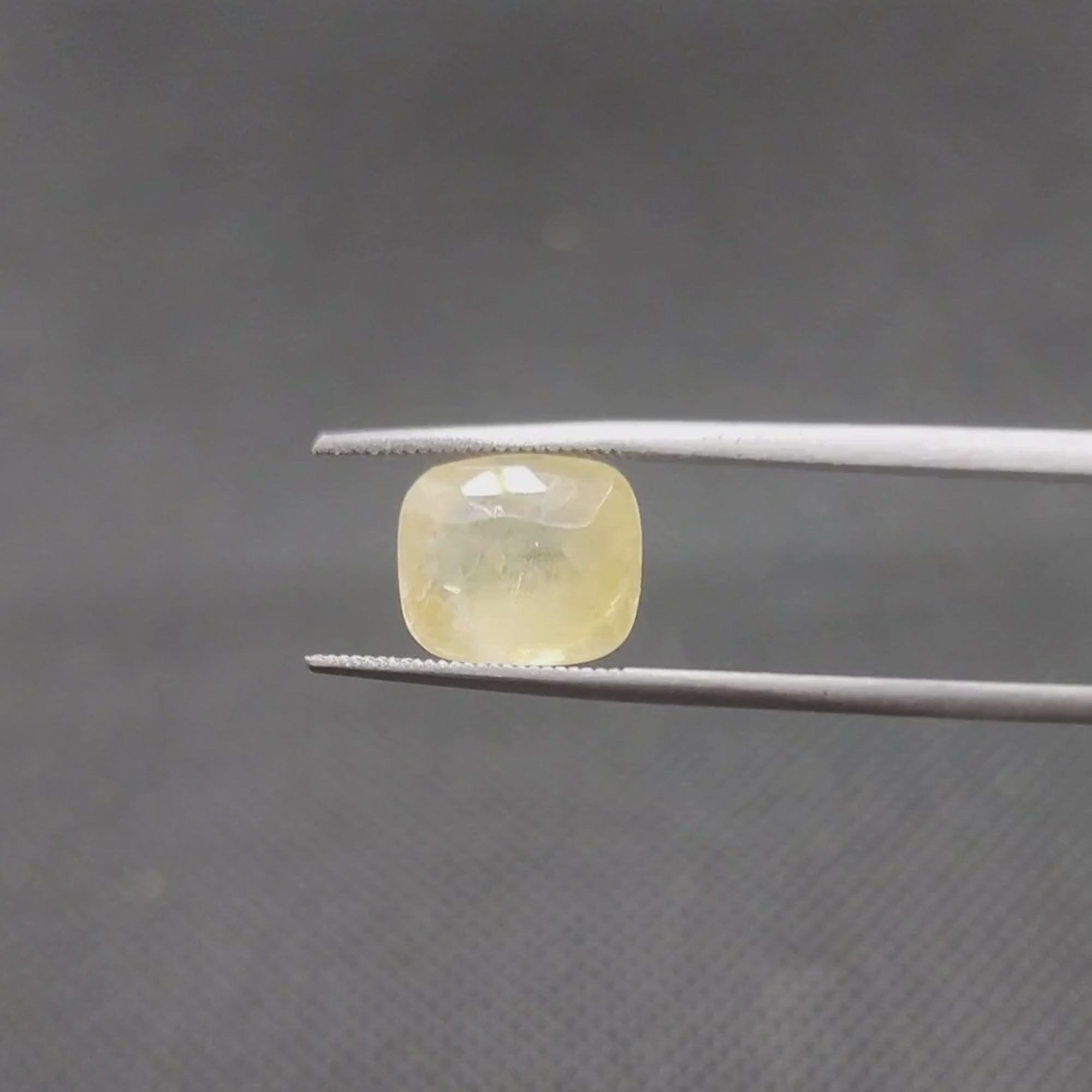 Natural Sri Lankan / Ceyloni Yellow Sapphire - 8.48 Carat