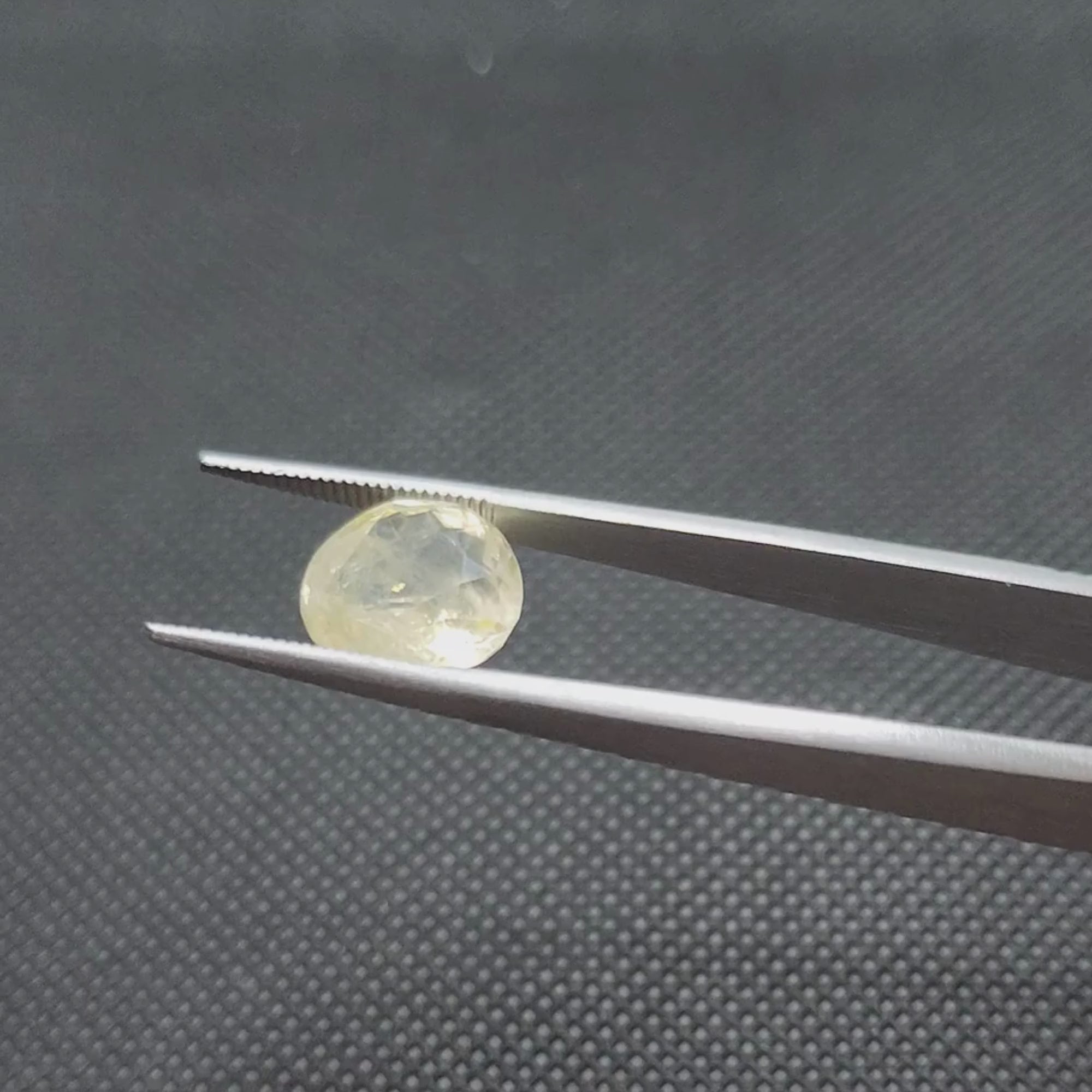 Natural Sri Lankan / Ceyloni Yellow Sapphire - 6.48 Carat